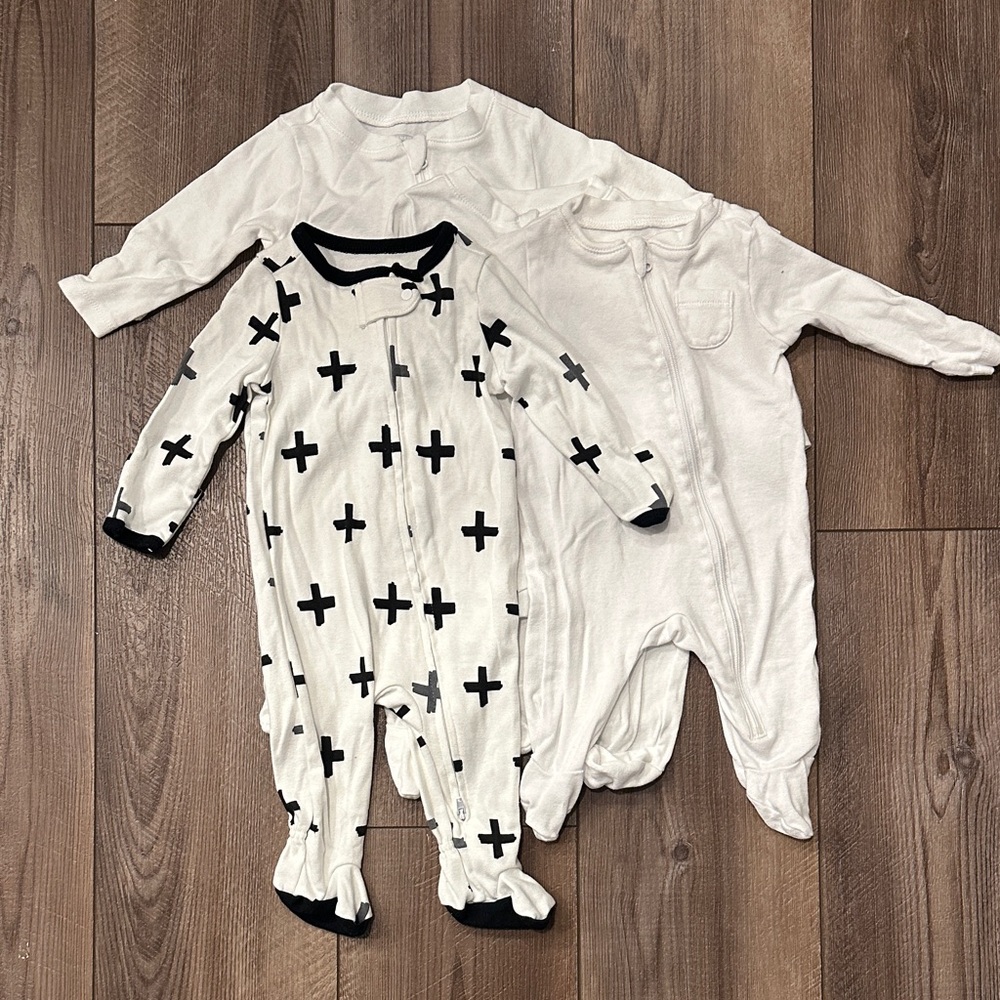 Old Navy Kids Footie white onesies / cloud island black check / size 0-3 months